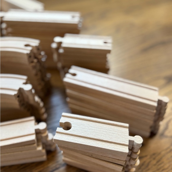 Thomas & Friends Wooden Train Set with Red and Black Engine - Picture 11 of 12